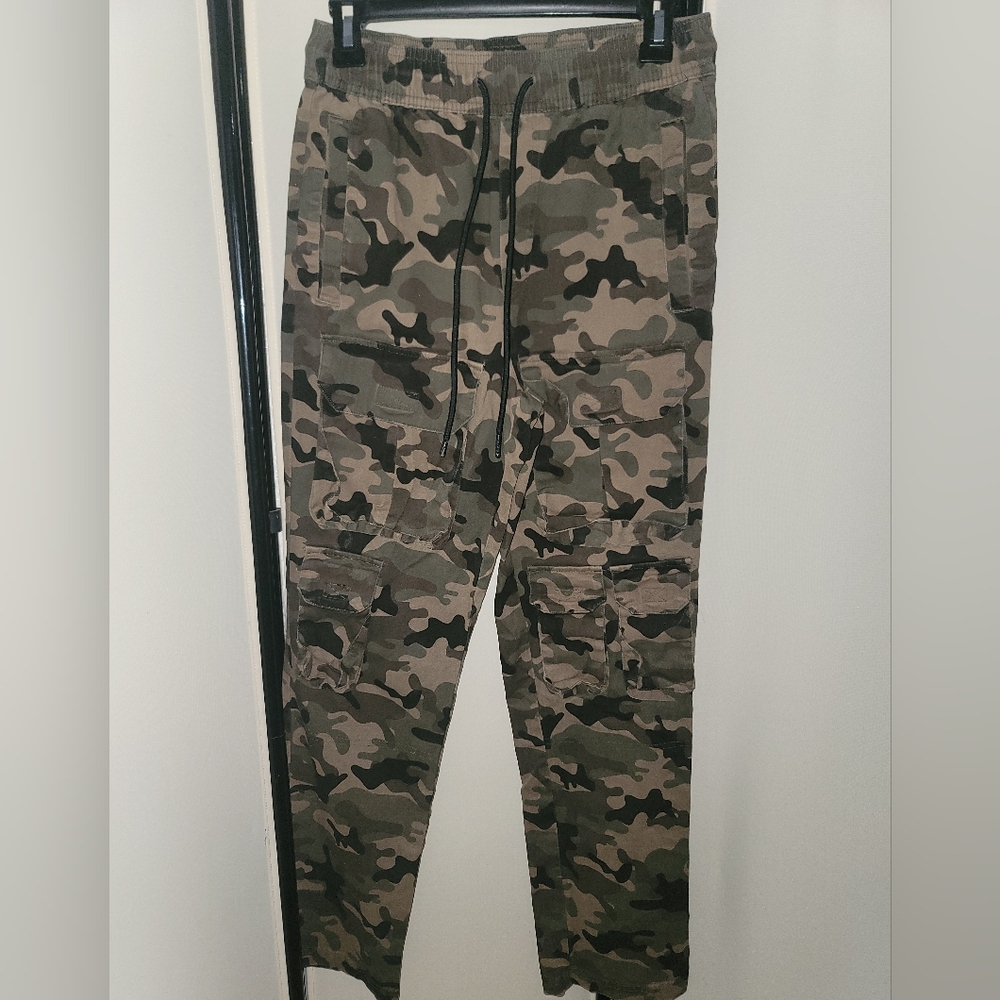 Rue21 Men's Green and Brown Camo Cargo Pants Size Medium